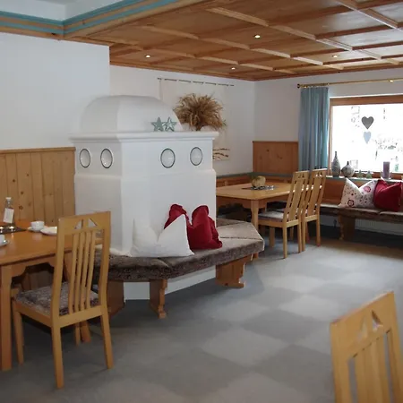 לינה וארוחת בוקר Wohlfuehlpension Tirolerhof 3*